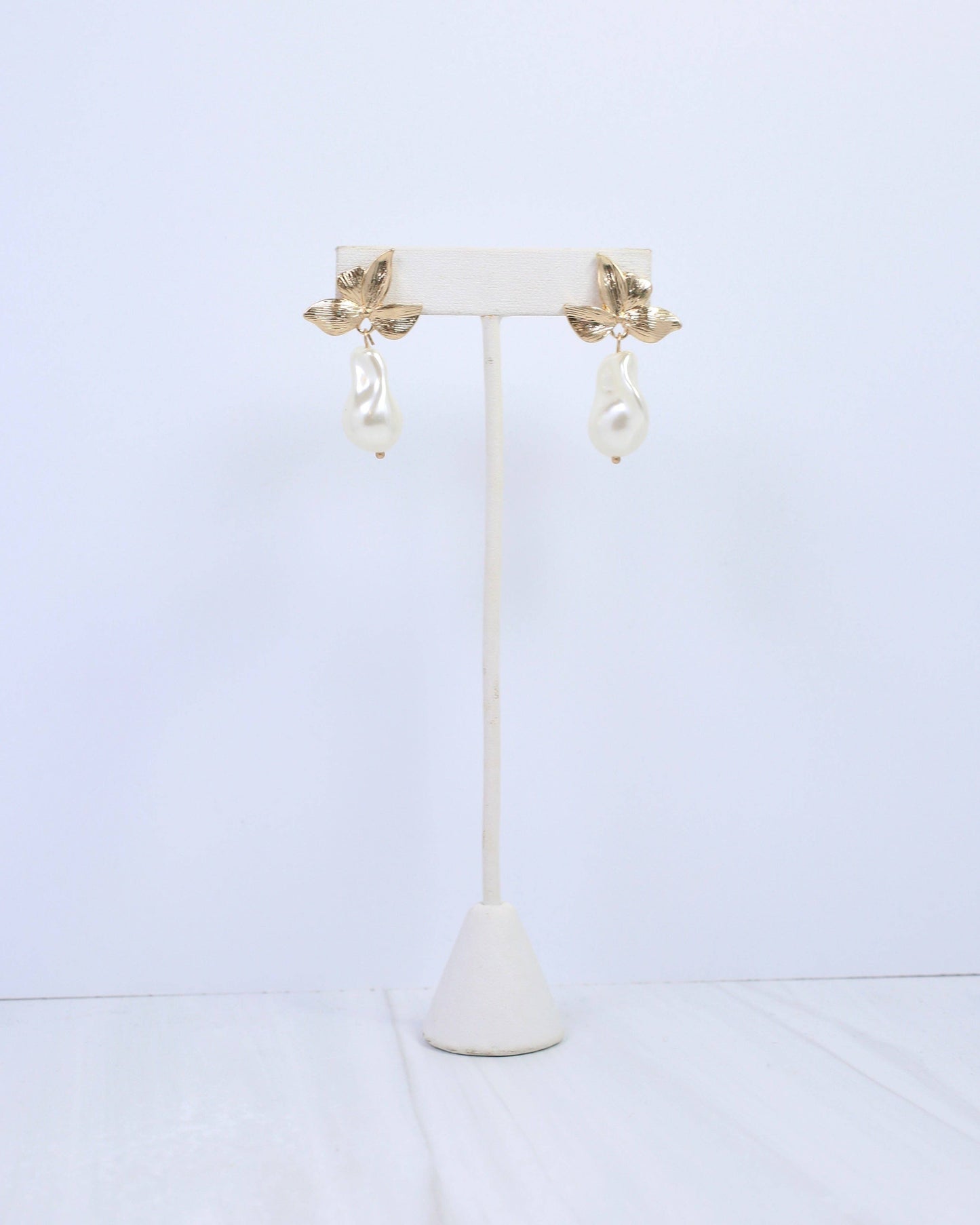 Aspen Flower Pearl Dangle Earring Worn Gold