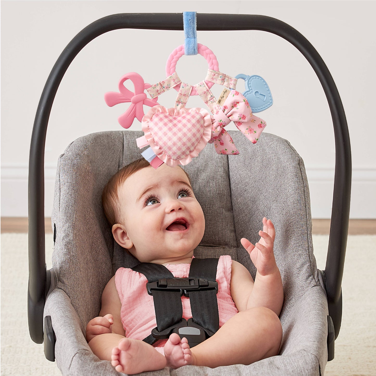 Itzy Ritzy Bow Bitzy Busy Ring™